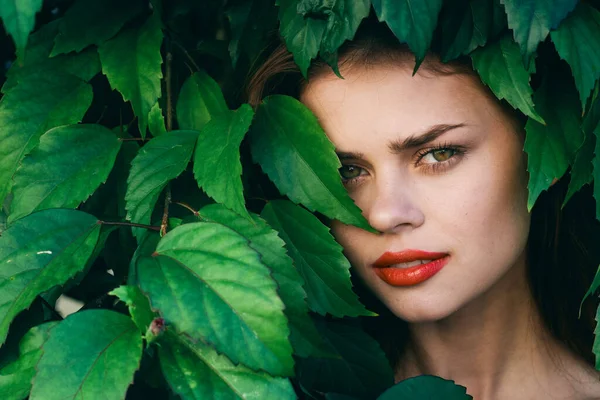 Joven Hermosa Mujer Posando Jardín —  Fotos de Stock