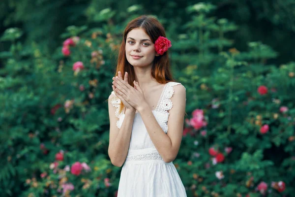 Jeune Femme Avec Fleur Rose Dans Jardin — Photo