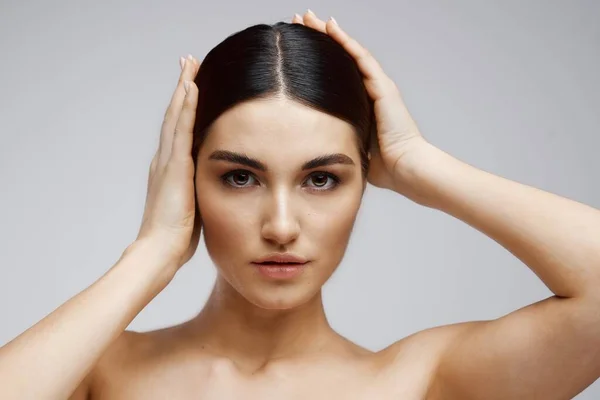 Retrato Bela Mulher Segurando Cabeça Fundo Isolado — Fotografia de Stock