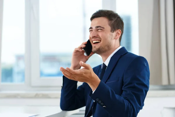 Sorridente Empresário Conversando Smartphone Escritório — Fotografia de Stock