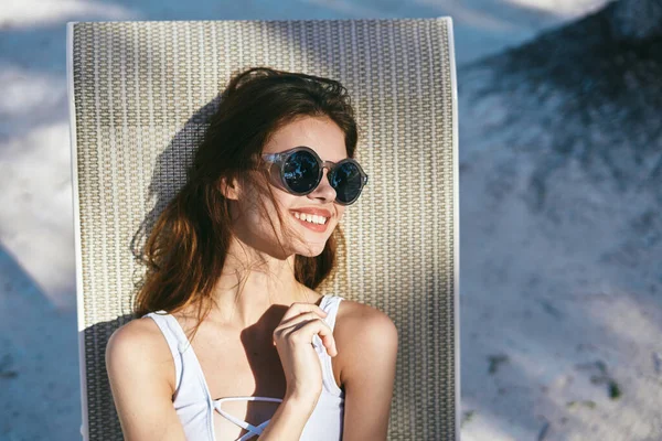 Joven Hermosa Mujer Relajante Cama Sol Playa —  Fotos de Stock