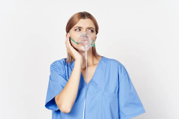 Mujer Joven Uniforme Con Inhalador Aislado Blanco — Foto de Stock