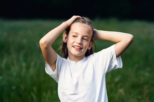 Jovem Menina Bonito Divertindo Campo Camomila — Fotografia de Stock