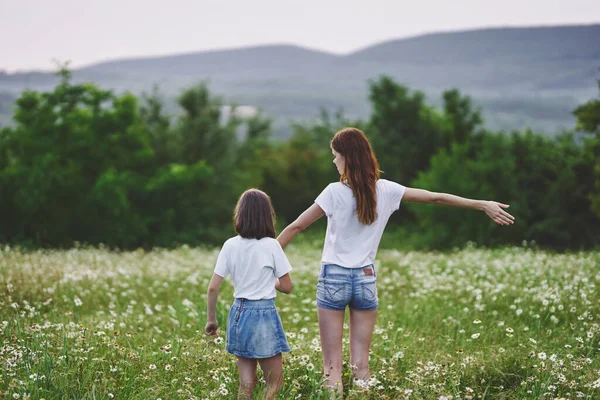 Young Mother Her Daughter Having Fun Camomile Field — Stock Photo, Image