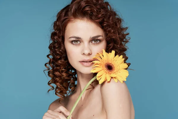 Jovem Com Flor Posando Estúdio — Fotografia de Stock