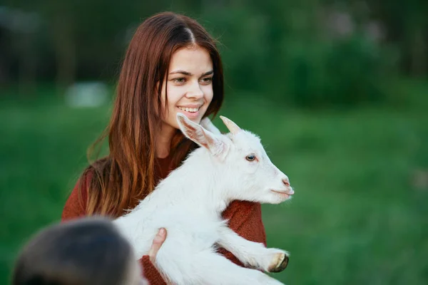 Mulher Com Pequeno Bode Bebê Bonito Fazenda — Fotografia de Stock