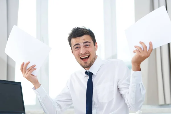 Jonge Succesvolle Zakenman Werkt Het Kantoor Met Documenten — Stockfoto