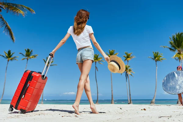 Mujer Joven Con Maleta Roja Playa —  Fotos de Stock