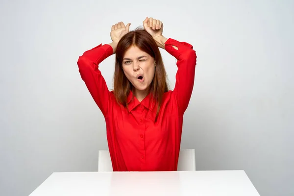 Junge Schöne Geschäftsfrau Sitzt Schreibtisch Büro Und Zeigt Ohren — Stockfoto