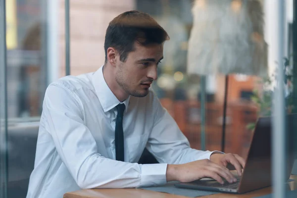 Joven Hombre Negocios Con Portátil Oficina — Foto de Stock