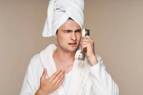 Jovem Homem Emocional Roupão Falando Telefone Vintage Tiro Estúdio Isolados — Fotografia de Stock