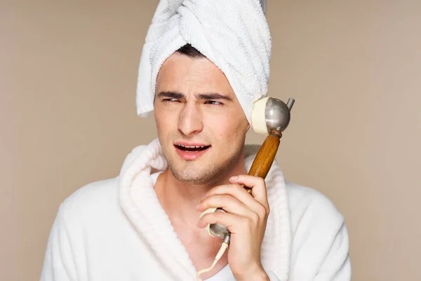 Jovem Homem Emocional Roupão Falando Telefone Vintage Tiro Estúdio Isolados — Fotografia de Stock