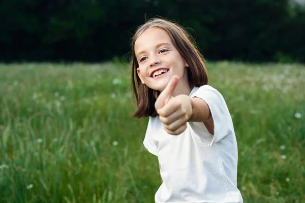 Jong Schattig Meisje Hebben Plezier Weide Met Duim Omhoog — Stockfoto