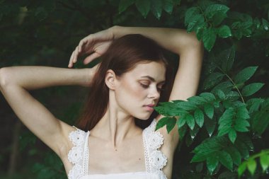 Parkta poz veren güzel bir kadın.