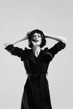 Stüdyoda poz veren güzel bir kadın. Moda fotoğrafı. 