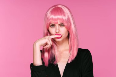 Pembe arka planda pembe peruklu genç kadın.