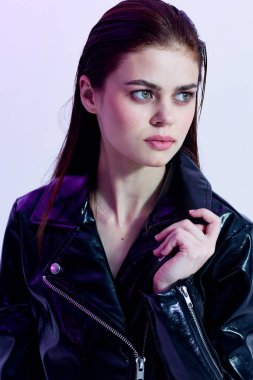 Stüdyoda poz veren güzel bir moda kadını.