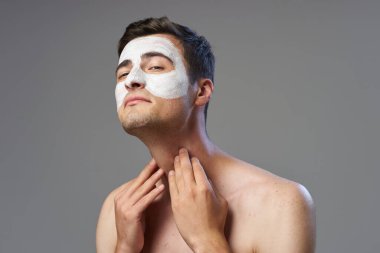 Genç adam yüz maskesi takıyor. 