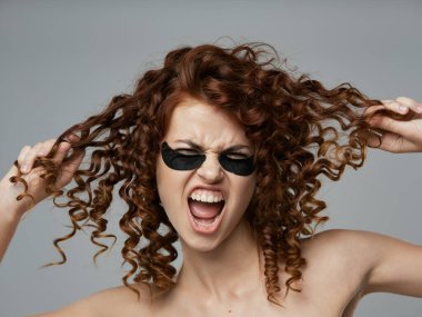 Stüdyoda yamaları olan genç bir kadın.