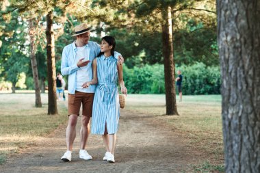 Genç çift parkta eğleniyor.  