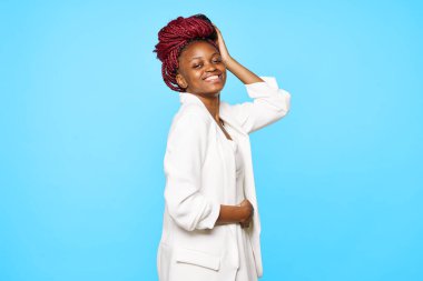 İzole edilmiş arka planda afro örgülü bir kadın.