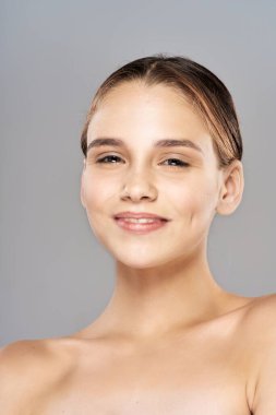 Stüdyoda izole edilmiş güzel bir kadının portresi.
