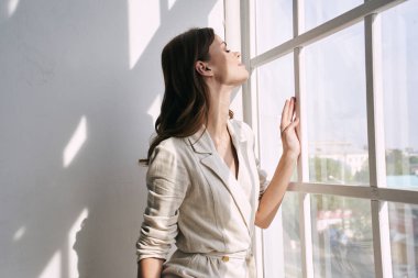 Genç güzel kadın evde poz veriyor.