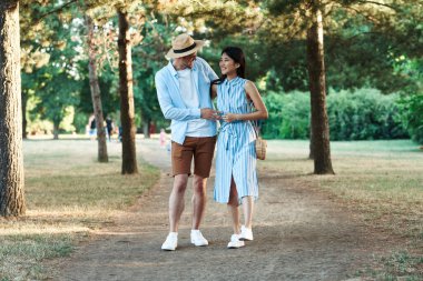 Genç çift parkta eğleniyor.  