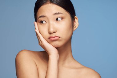 Uzaklara bakan güzel Asyalı kadının portresi.  