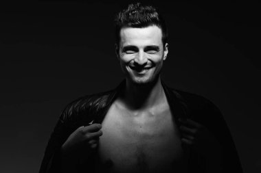 Deri ceketli genç yakışıklı adamın portresi. Stüdyo çekimi. Moda fotoğrafçılığı