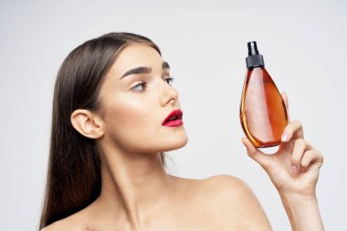 Güzellik ürünüyle güzel bir kadının portresi. Stüdyo çekimi