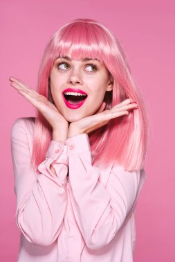 Stüdyoda poz veren pembe peruklu güzel bir kadın. 