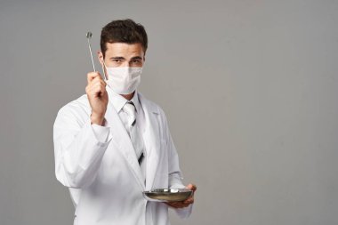 Stüdyoda tıbbi aletleri olan bir dişçi. İlaç, sağlık hizmetleri