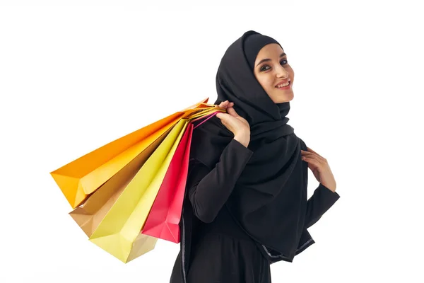 Fiatal Arab Bevásárló Táskák Stúdióban — Stock Fotó