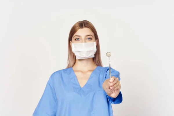 Joven Médico Máscara Mostrando Herramienta Aislada Sobre Fondo Blanco — Foto de Stock
