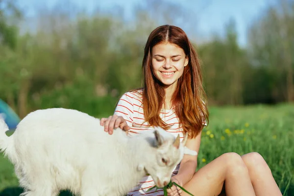 Mulher Com Pequeno Bode Bebê Bonito Fazenda — Fotografia de Stock