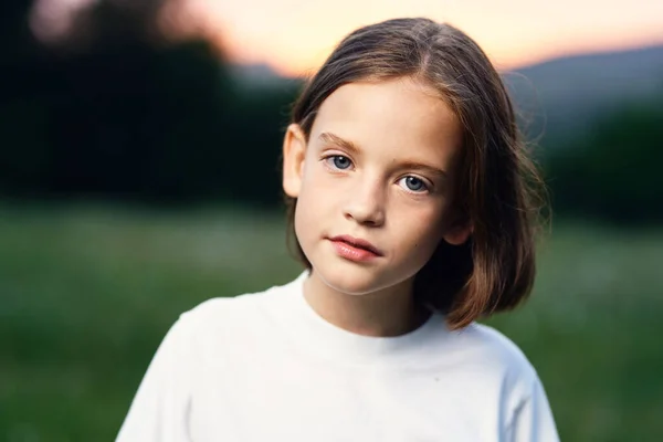 若いです可愛いです女の子持っています楽しいです牧草地 — ストック写真