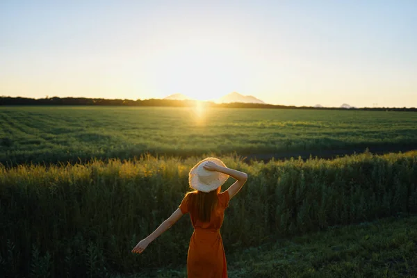 Jovem Posando Campo Trigo Pôr Sol — Fotografia de Stock