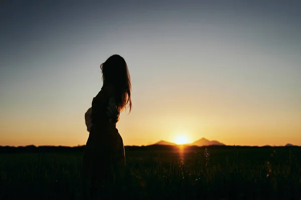 Jovem Mulher Posando Campo Trigo — Fotografia de Stock