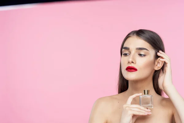 Portret Młodej Pięknej Kobiety Czerwoną Szminką Ustach Trzymającej Butelkę Perfum — Zdjęcie stockowe