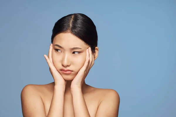 Young Asian Woman Looking Away Blue Background — Φωτογραφία Αρχείου