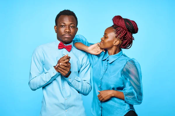 Jovem Belo Casal Posando Estúdio Fundo Azul — Fotografia de Stock