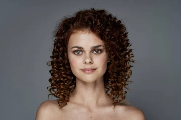 Retrato Una Joven Hermosa Mujer Con Pelo Rizado Captura Estudio —  Fotos de Stock