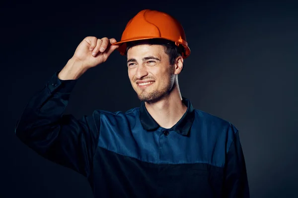 Jovem Trabalhador Hardhat Posando — Fotografia de Stock