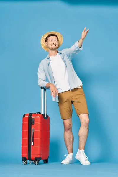 Junger Mann Mit Rotem Koffer Atelier — Stockfoto
