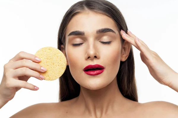 Mujer Joven Limpiando Cara Con Esponja —  Fotos de Stock