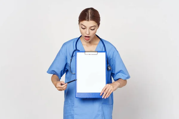 Giovane Donna Medico Con Documento Confuso Isolato Sfondo Bianco — Foto Stock