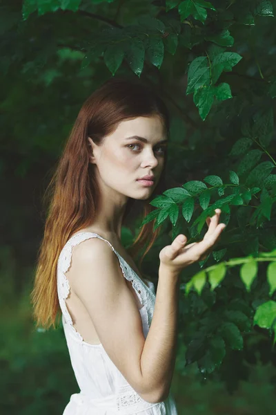 Retrato Una Joven Mujer Hermosa Posando Parque —  Fotos de Stock