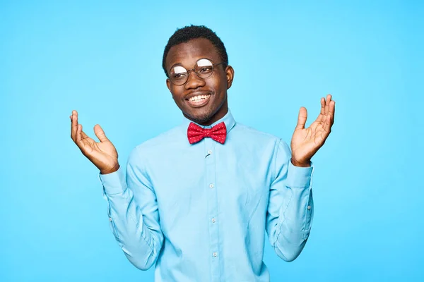 Joven Africano Con Las Manos Arriba Aislado Sobre Fondo Azul — Foto de Stock