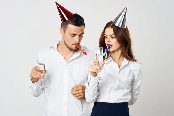 Doğum Gününü Şampanya Ile Kutlayan Genç Güzel Bir Çiftin Portresi — Stok fotoğraf